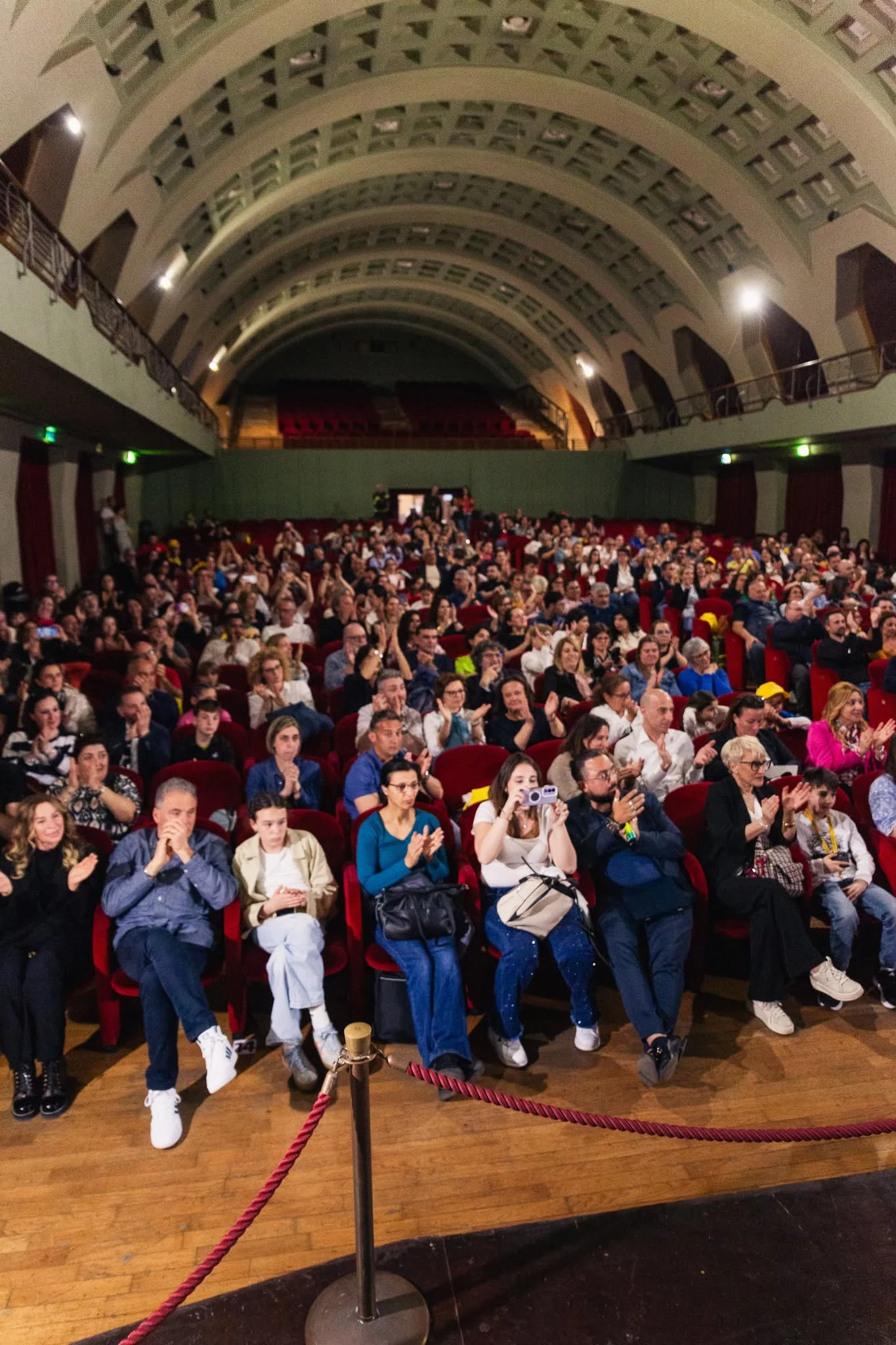 Il pubblico in platea sotto la volta del Teatro Augusteo di Salerno